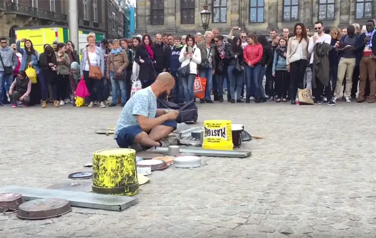 Straatdrummer Dario Rossi slaat op pannen en potten op de Dam