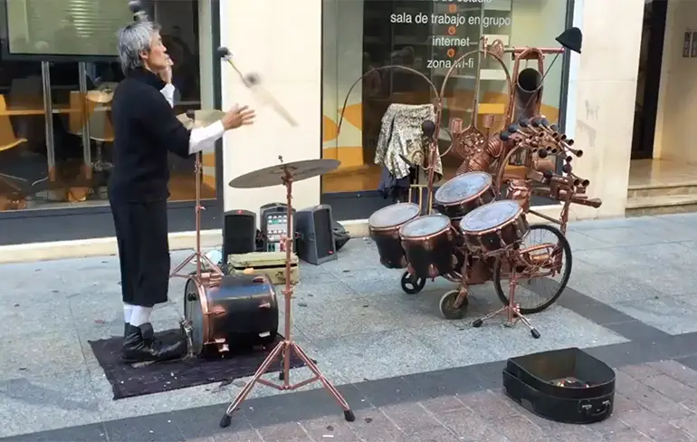 Straatdrummer doet ook aan jongleren