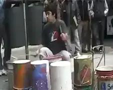 Straatdrummer maakt er een techno feestje van