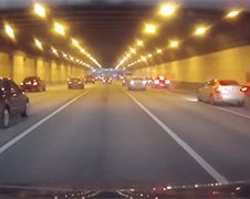 Straatrace tussen BMW en Audi gaat fout in een tunnel!