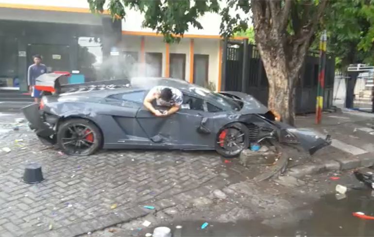 Straatracen is gevaarlijk: Aftermath video ongeluk Lamborghini Indonesië