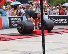 Strongman Brian Shaw doet deadlift van 442,5 kilo