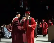 Student probeert backflip tijdens Graduation ceremonie