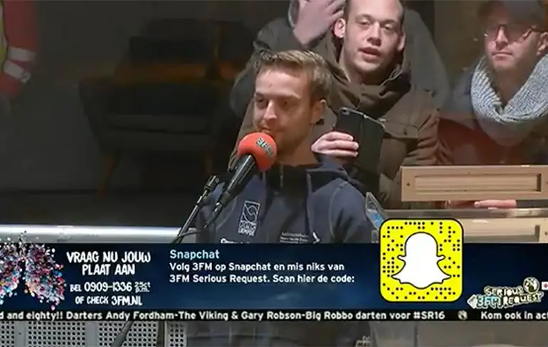 Student Ward doet karaoke Frank Sinatra bij het Glazen Huis