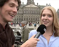 Studente Sabine rent naakt over de Dam