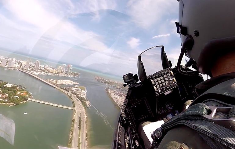 Stukje meevliegen in een F-16 over Miami Beach