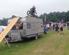 Stunt gaat niet helemaal goed op camping TT Assen