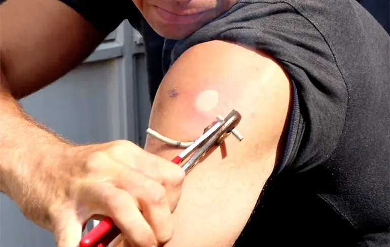 Stuntman Rico brandmerkt zichzelf met een smiley