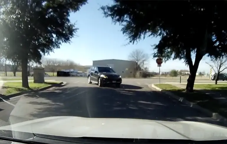 Subaru Forester en Mercedes ML350 geven elkaar een kusje, wie is fout?