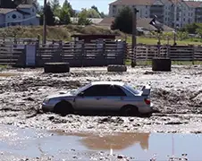 Subaru Impreza WRX STI vs een beetje modder