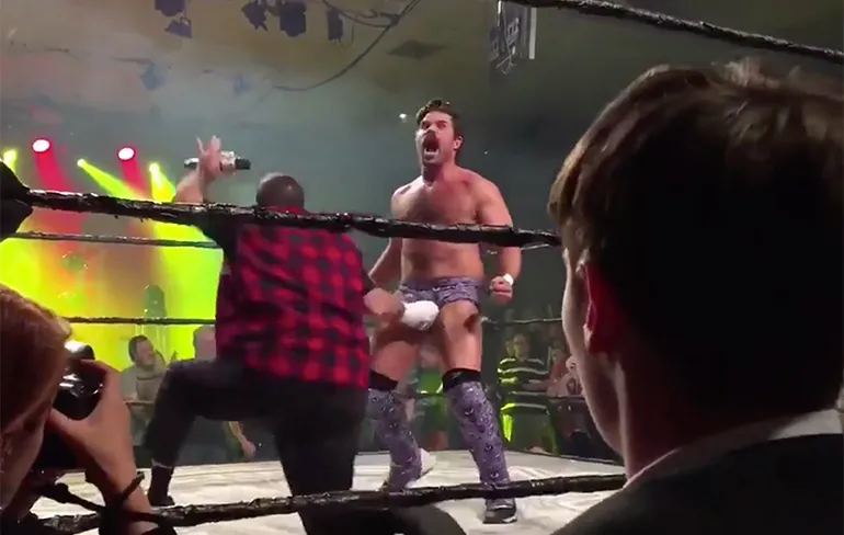 Superpenis van pro-worstelaar reden dat hij zijn tegenstander kan verslaan