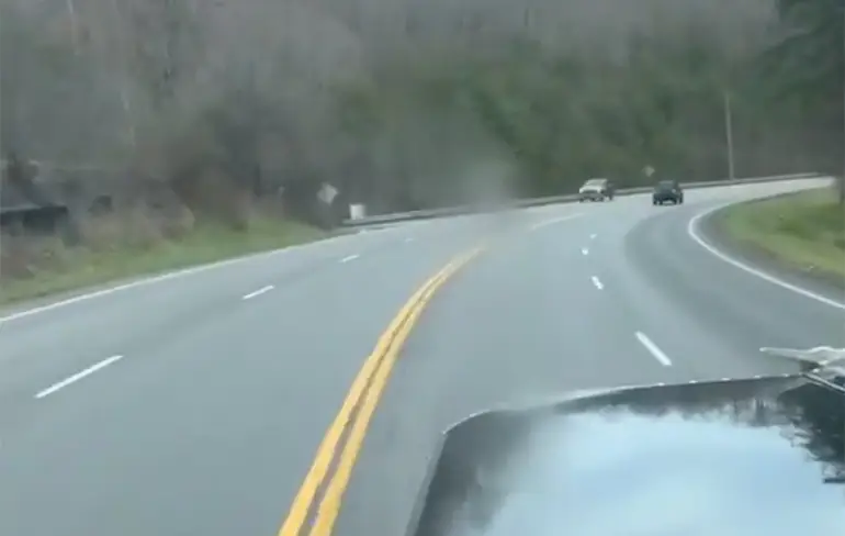 SUV in Kentucky neemt kijkje aan andere kant van de vangrail