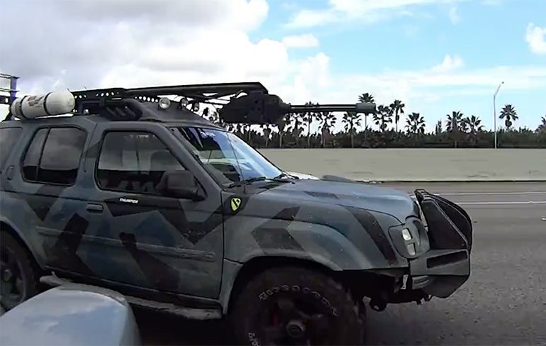 SUV met Machine geweer is handig voor tijdens een Road Rage