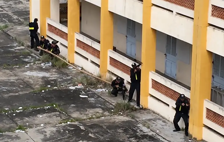 SWAT team in Vietnam heeft geen ladder nodig