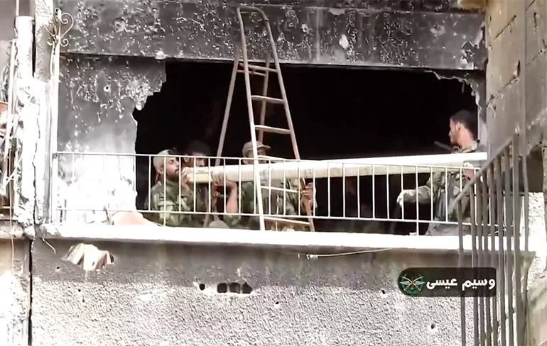 Syrische leger gebruikt trap en reling balkon om raket af te schieten