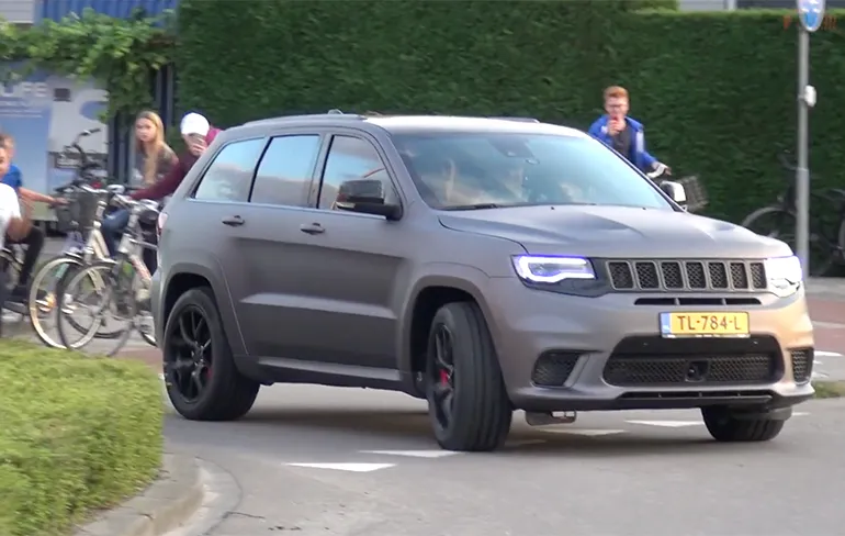 Tadaa, de nieuwe 707 PK Jeep Trackhawk van Enzo Knol gewrapt in mat Grijs