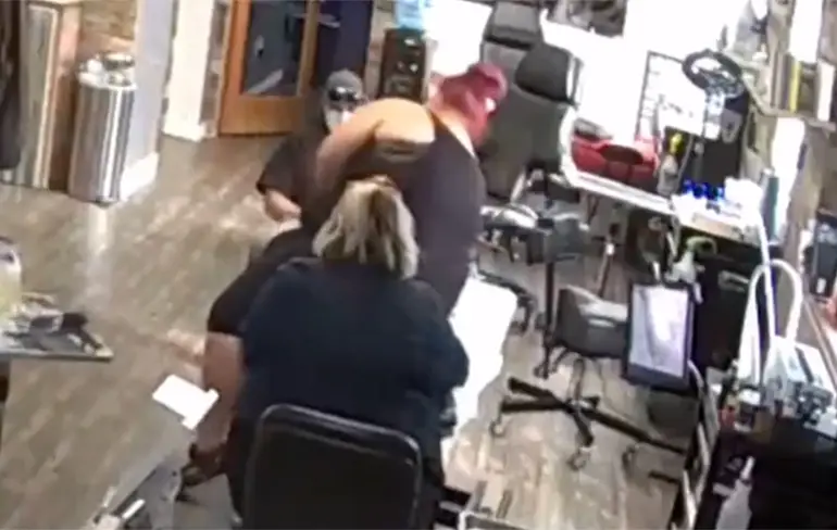 Tafel in Tattoo studio heeft er eventjes geen zin meer in