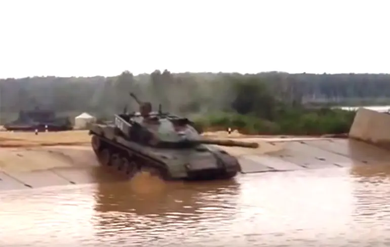 Tank testen kun je wel aan gekke Russen overlaten!