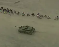 Tank verrast wielrenners van de Artic Race of Norway