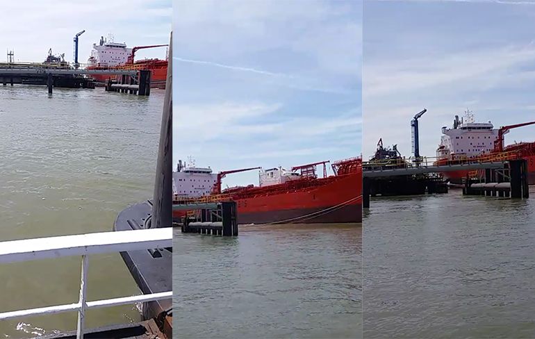 Tanker ramt steiger in haven Rotterdam: grote olievlek in Botlek