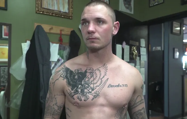 Tattoeerder zet gratis cover-up tattoos over je Nazi tats