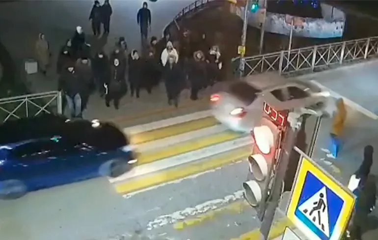 Taxi pakt rood stoplicht, vecht met voetgangers, maar karma grijpt in