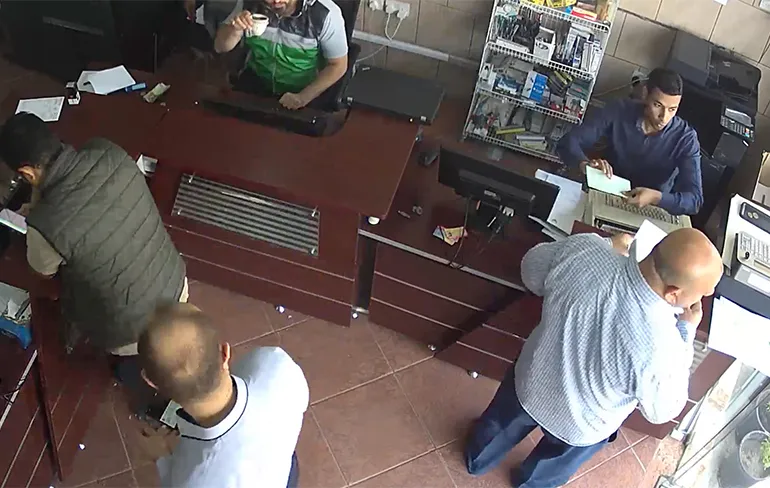 Taxi parkeert onverwachts in kopieerwinkel in Koeweit