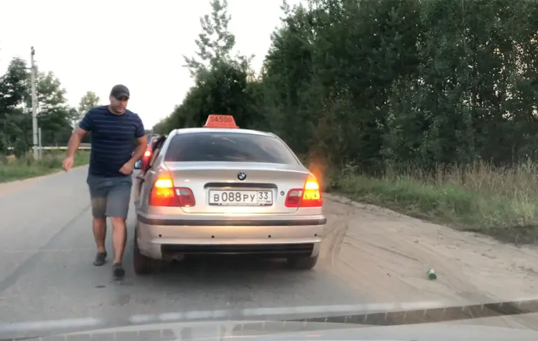 Taxichauffeur houdt niet van vervuiling en zet klant op zijn nummer