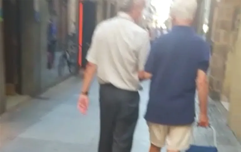 Te dom om zelf te poepen: Man weet niet hoe boodschappenkarretje werkt