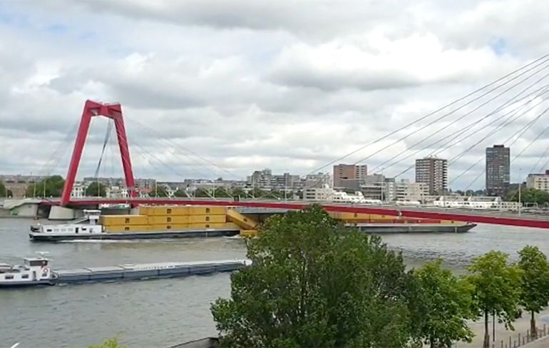 Te hoog beladen binnenvaartschip vaart tegen Willemsbrug in Rotterdam