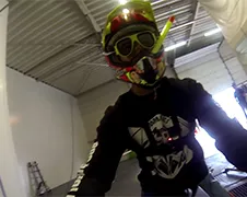 Te warm? Ga even met je motor door een wasstraat!