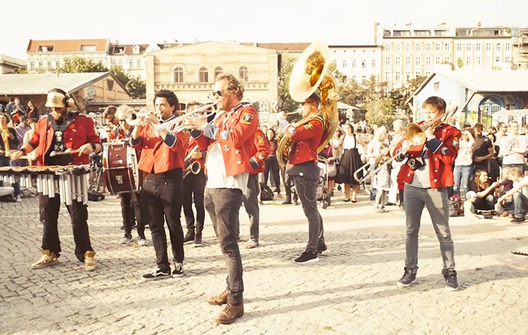 Techno Marching Band MEUTE doet live optreden nummer You & Me