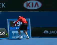 Tennisser Feliciano Lopez slaat ballen kapot van ballenjongen