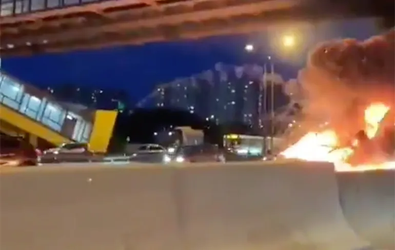 Tesla in Moskou doet BOEM na botsing met takelwagen