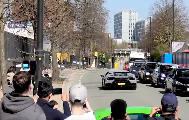 Testosteron bommetje parkeert Lamborghini Huracan Performante tegen boom