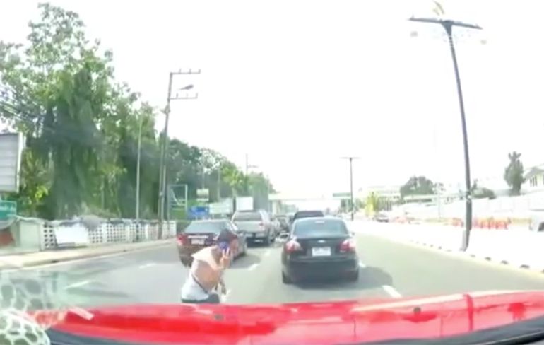 Thaise vrouw steekt al bellend straat over, gaat vliegen!