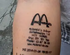 Tiener Noorwegen heeft tattoo bonnetje McDonald's