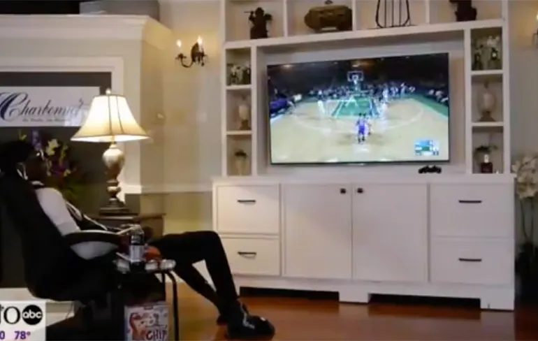 Tiener opgebaard zoals hij leefde: In een luie stoel voor de tv