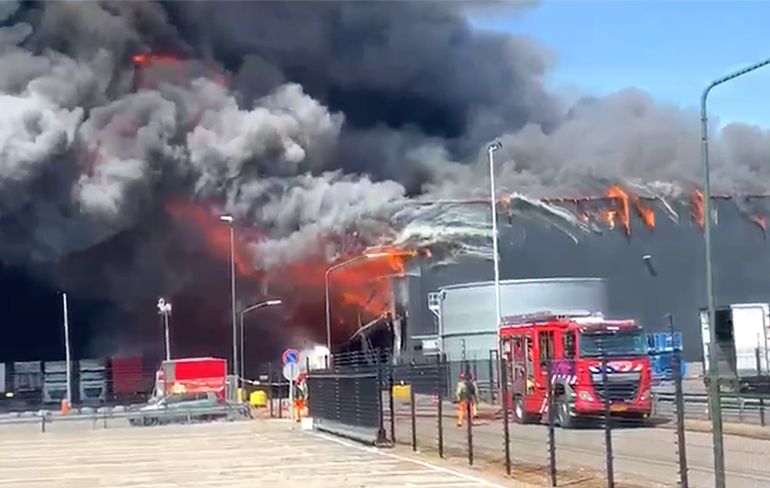 Tijdens de Vrijmibo kijken naar grote brand in bedrijfspand in Hapert