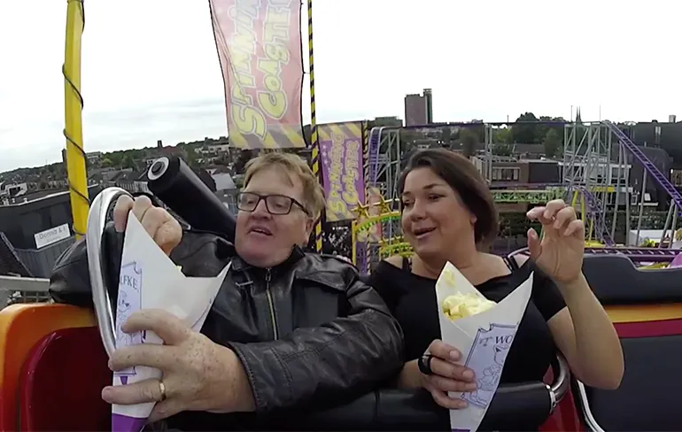 Tilburgse Benno probeert frietje te eten in achtbaan Tilburgse Kermis