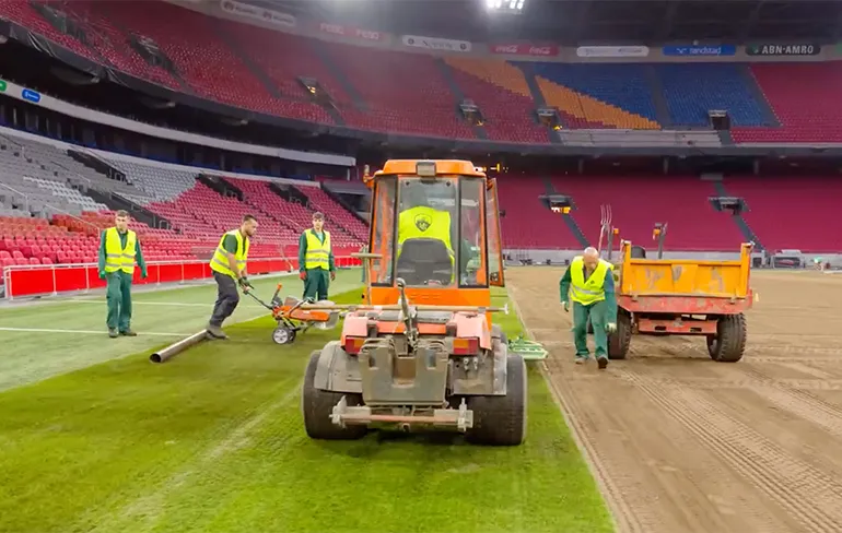 Timelapse Arena van concert U2 naar grasmat voor Ajax
