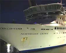 Timelapse video Norwegian Crown Cruiseschip op werf Hamburg