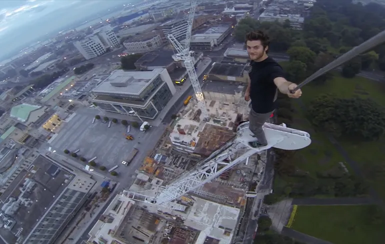 Toch aardig! James Kingston krijgt seintje dat politie is gebeld!