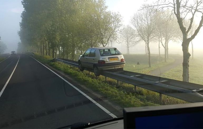 Toch knap: Auto in Friesland geparkeerd op de vangrail