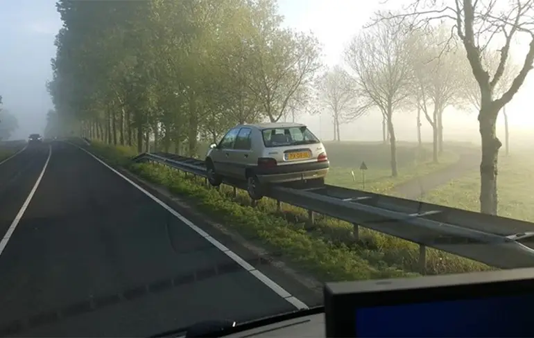Toch knap: Auto in Friesland geparkeerd op de vangrail