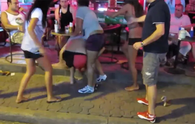 Toerist in Thailand leert lesje dat je dame niet beet moet pakken