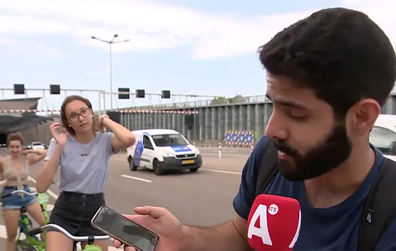 Toeristen geven Apple de schuld van fietsritje door Piet Heintunnel