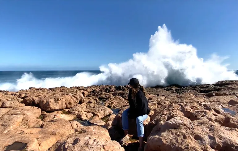 Toeristen krijgen grote en natte verrassing van golf