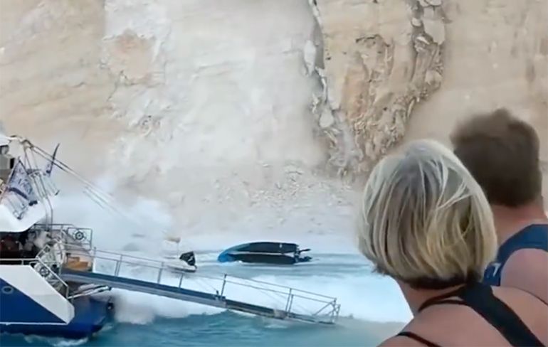 Toeristen op Zakynthos in paniek nadat er een rotswand naar beneden pleurt