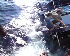 Toeristenboot Thailand werd ineens een duikboot